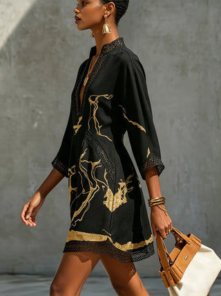דיאנה | שמלה קצרה בהדפס שחור וזהב עם מחשוף V ותחרת קרושה